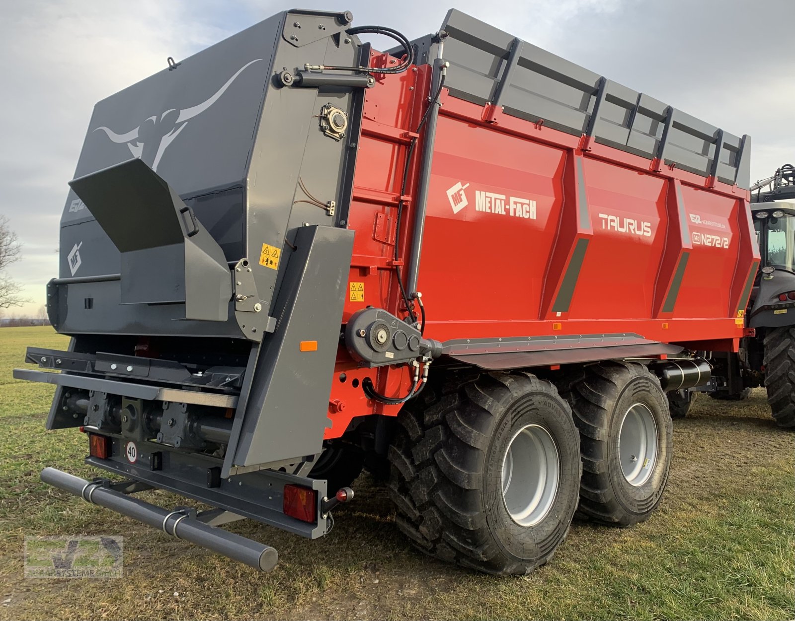 Dungstreuer des Typs Metal-Fach Taurus N272/2, Neumaschine in Ebersberg (Bild 3)