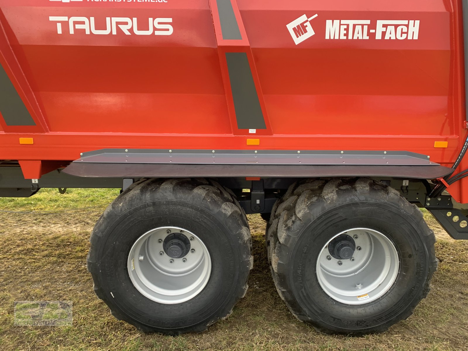 Dungstreuer des Typs Metal-Fach Taurus N272/2, Neumaschine in Ebersberg (Bild 7)