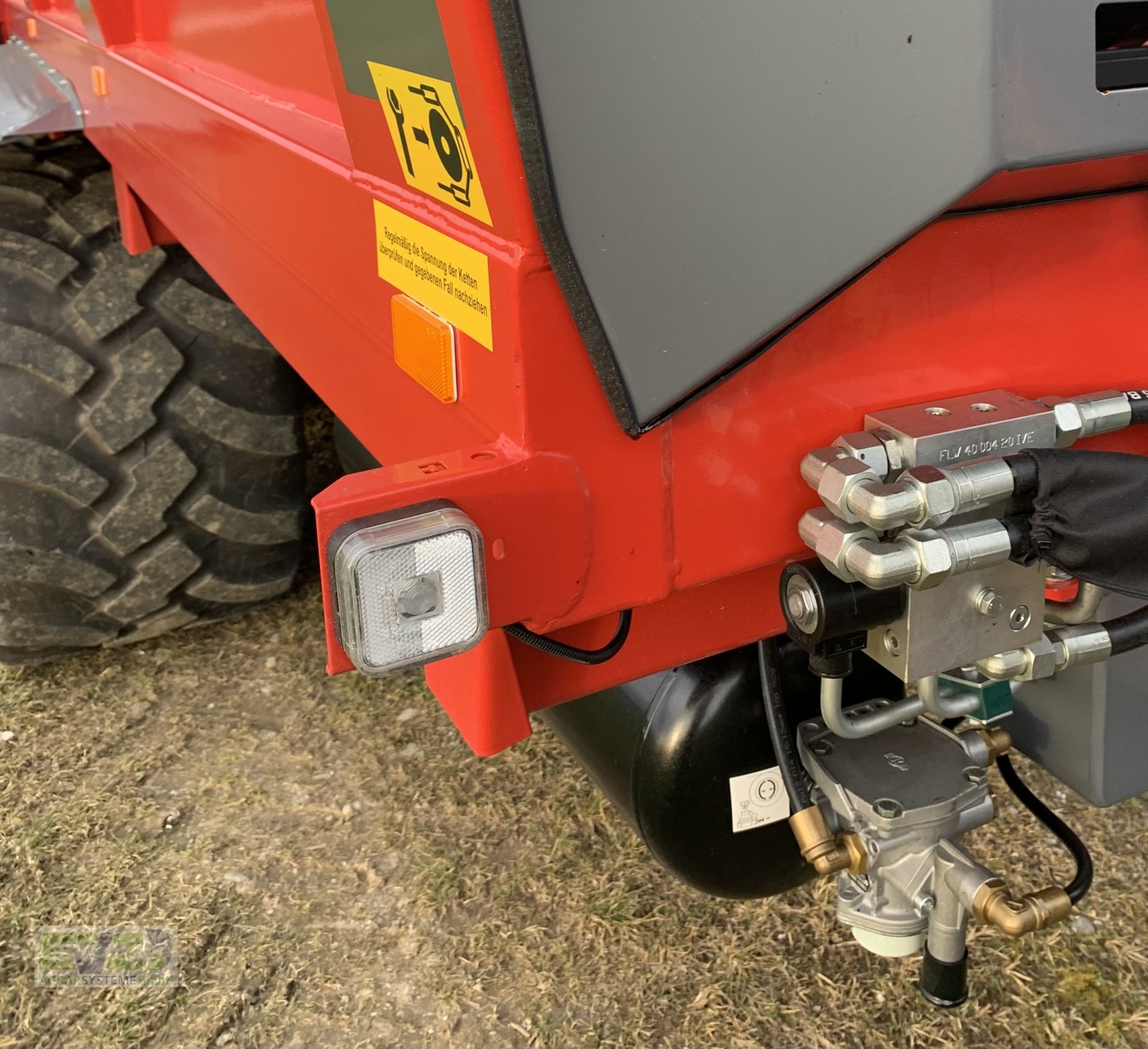 Dungstreuer des Typs Metal-Fach Taurus N272/2, Neumaschine in Ebersberg (Bild 14)