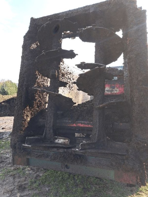 Dungstreuer of the type Sonstige F16, Gebrauchtmaschine in COGNAC LA FORET (Picture 4)