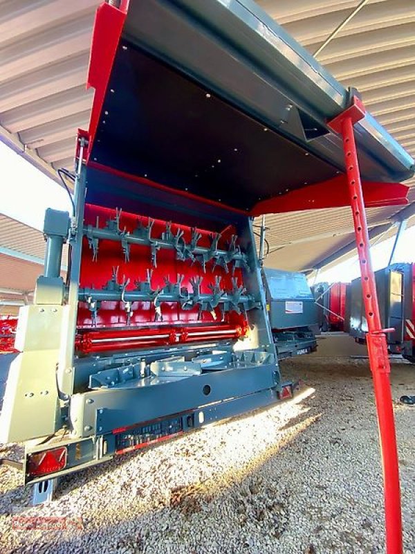 Dungstreuer of the type Unia Tytan 11 Premium Miststreuer 13,5 cbm Breitstreuwerk, Neumaschine in Ostheim/Rhön (Picture 3)
