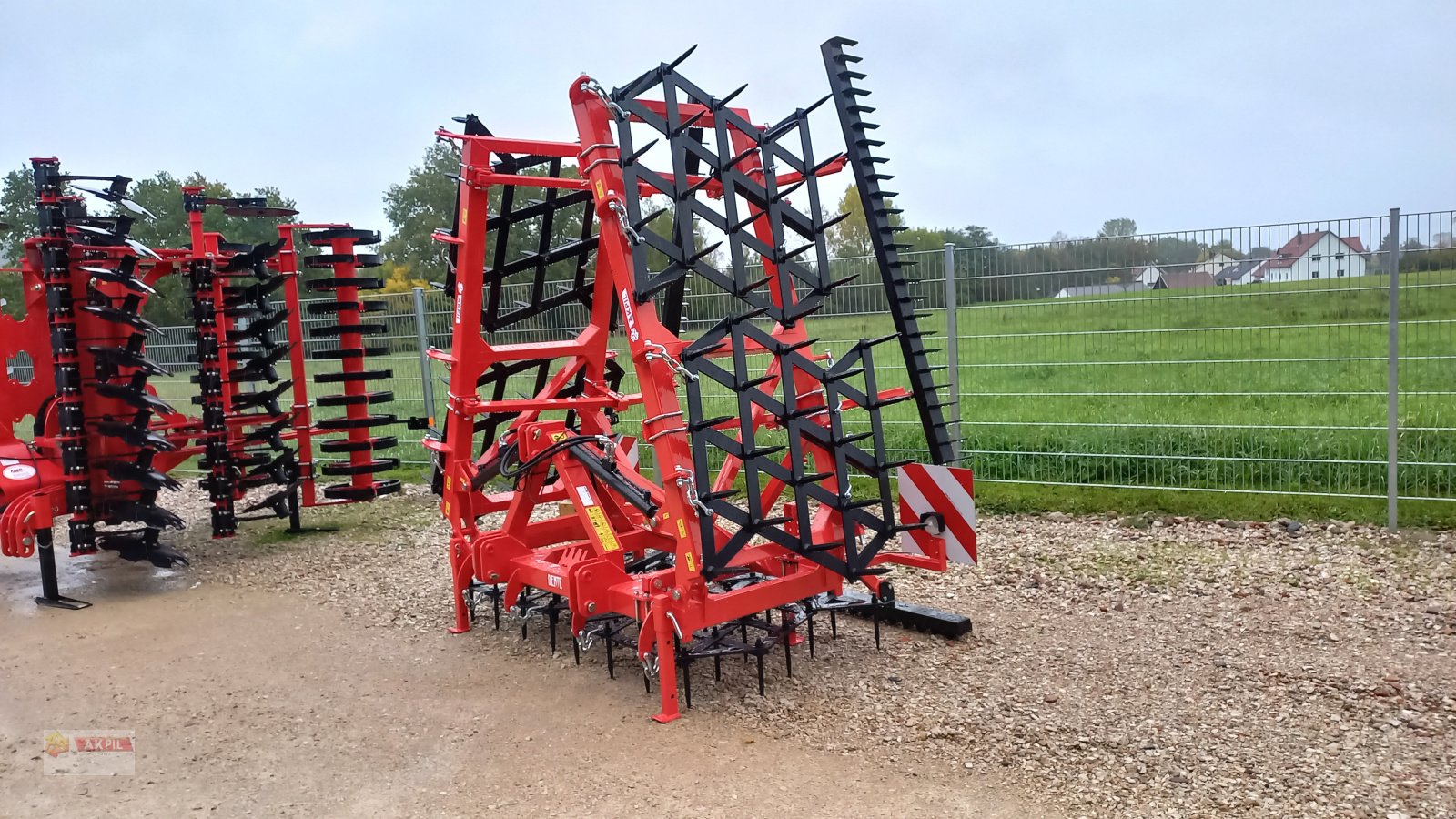 Egge des Typs Akpil Dente 6,7m, Neumaschine in Neumarkt (Bild 2)