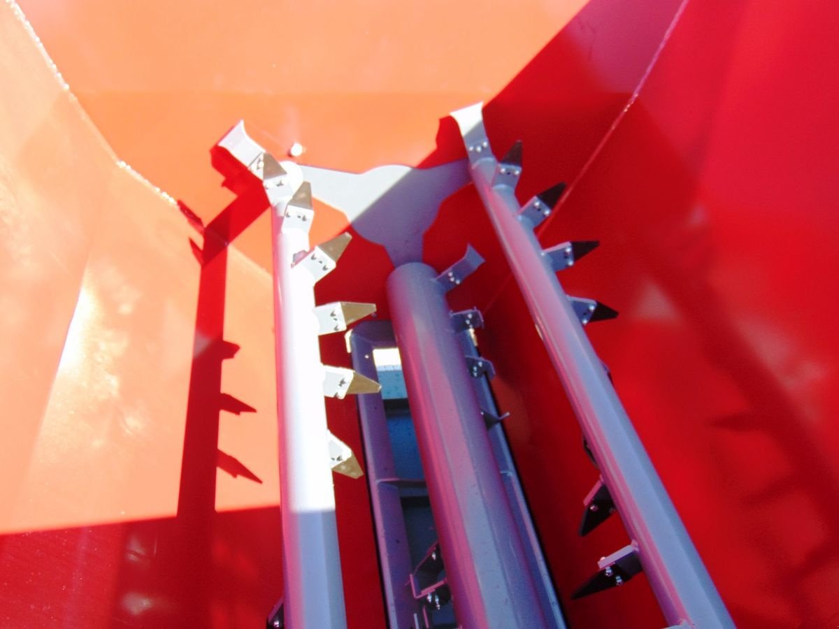 Einstreutechnik of the type FK Machinery Einstreuschaufel, Einstreugerät 1800 MAXI, Neumaschine in Neukirchen am Walde  (Picture 3)