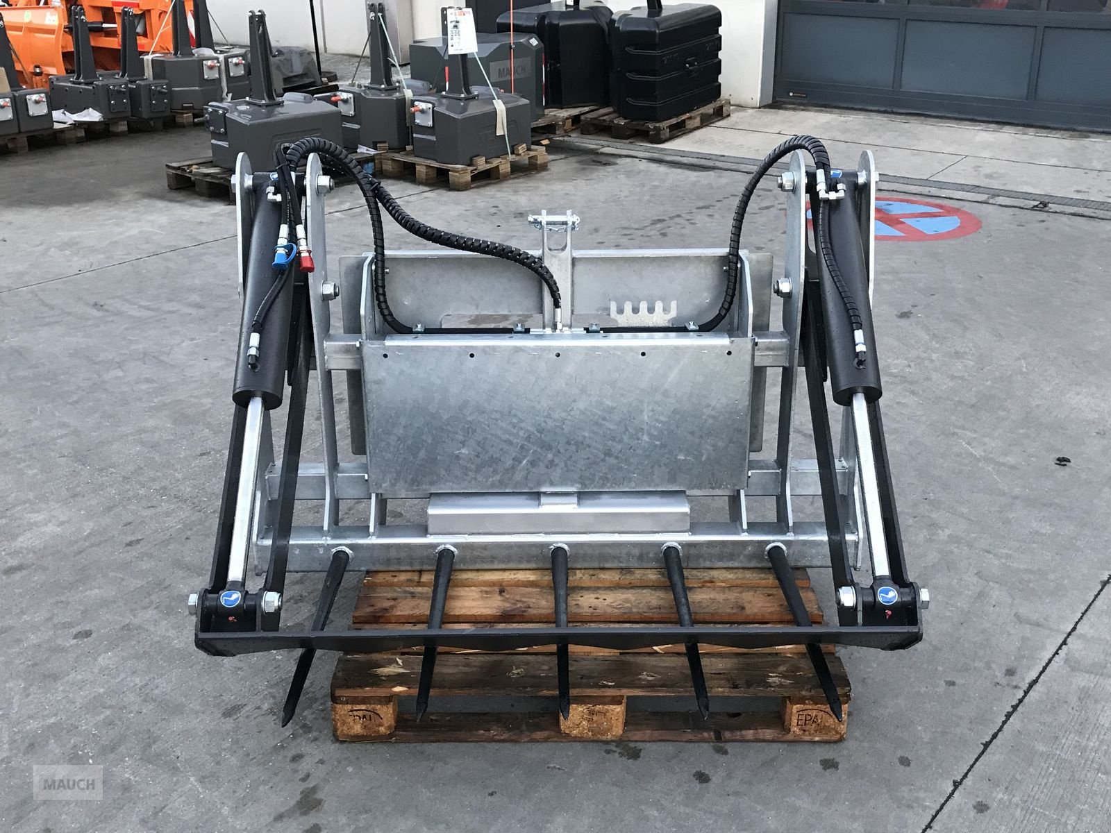 Einstreutechnik of the type Fliegl Ballenschneider 1700 mm, Neumaschine in Burgkirchen (Picture 8)