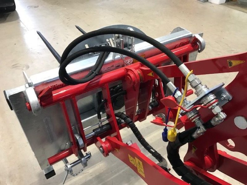 Einstreutechnik des Typs Fliegl Rundballenabwickler Euro-Dreipunkt, Neumaschine in Tamsweg (Bild 8)