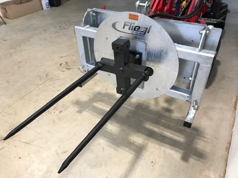 Einstreutechnik des Typs Fliegl Rundballenabwickler Euro-Dreipunkt, Neumaschine in Tamsweg (Bild 7)