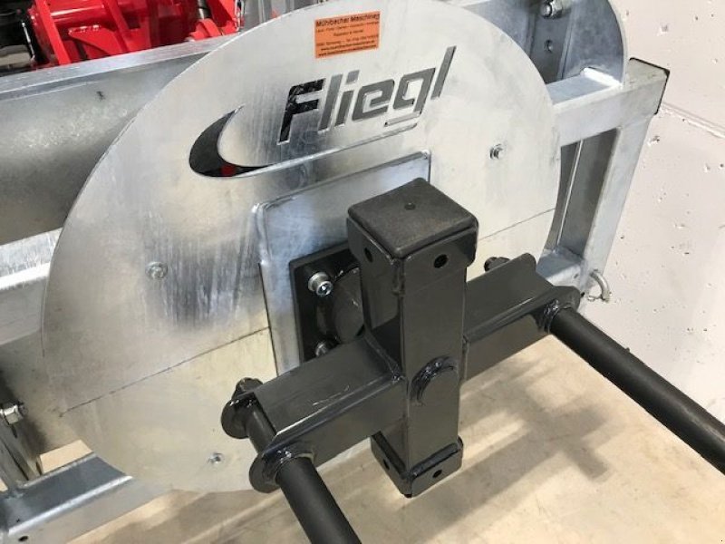 Einstreutechnik des Typs Fliegl Rundballenabwickler Euro-Dreipunkt, Neumaschine in Tamsweg (Bild 3)