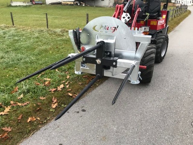 Einstreutechnik typu Fliegl Rundballenabwickler mit 4 Zinken, Neumaschine v Tamsweg (Obrázek 4)