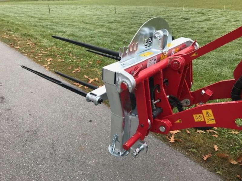 Einstreutechnik typu Fliegl Rundballenabwickler mit 4 Zinken, Neumaschine v Tamsweg (Obrázek 3)