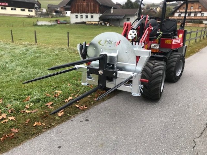 Einstreutechnik typu Fliegl Rundballenabwickler mit 4 Zinken, Neumaschine v Tamsweg (Obrázek 12)