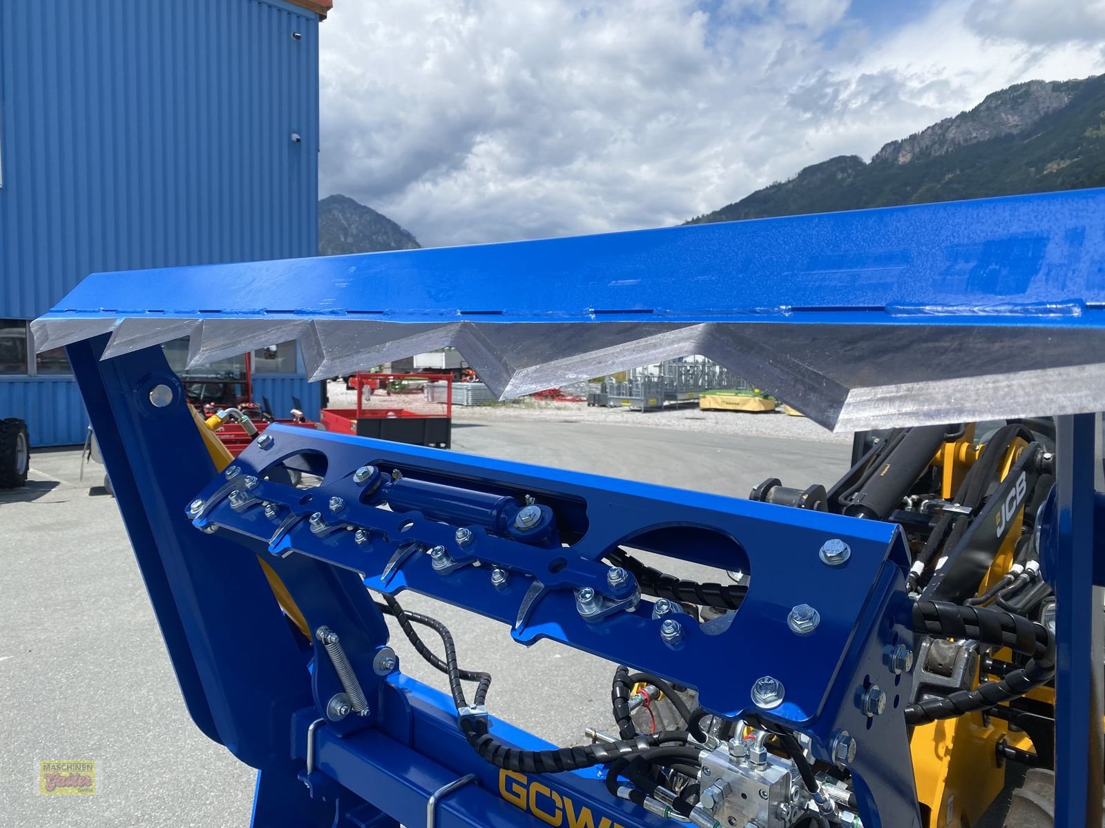 Einstreutechnik of the type Göweil RBS Rundballen-Schneider mit Folienhalter, Neumaschine in Kötschach (Picture 18)