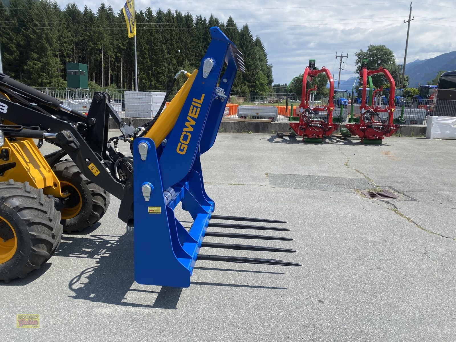 Einstreutechnik of the type Göweil RBS Rundballen-Schneider mit Folienhalter, Neumaschine in Kötschach (Picture 12)