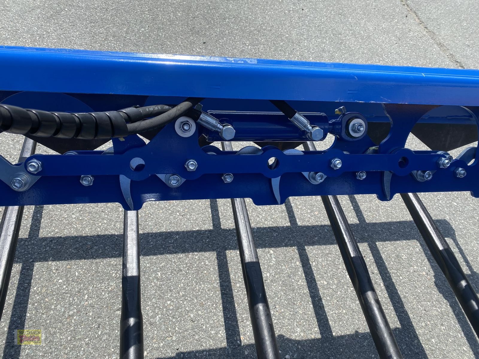 Einstreutechnik of the type Göweil RBS Rundballen-Schneider mit Folienhalter, Neumaschine in Kötschach (Picture 24)