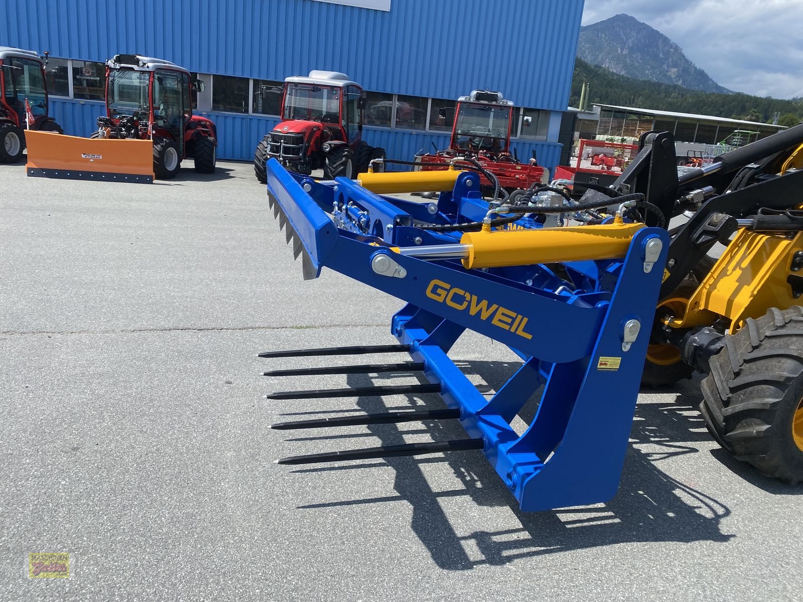 Einstreutechnik of the type Göweil RBS Rundballen-Schneider mit Folienhalter, Neumaschine in Kötschach (Picture 21)