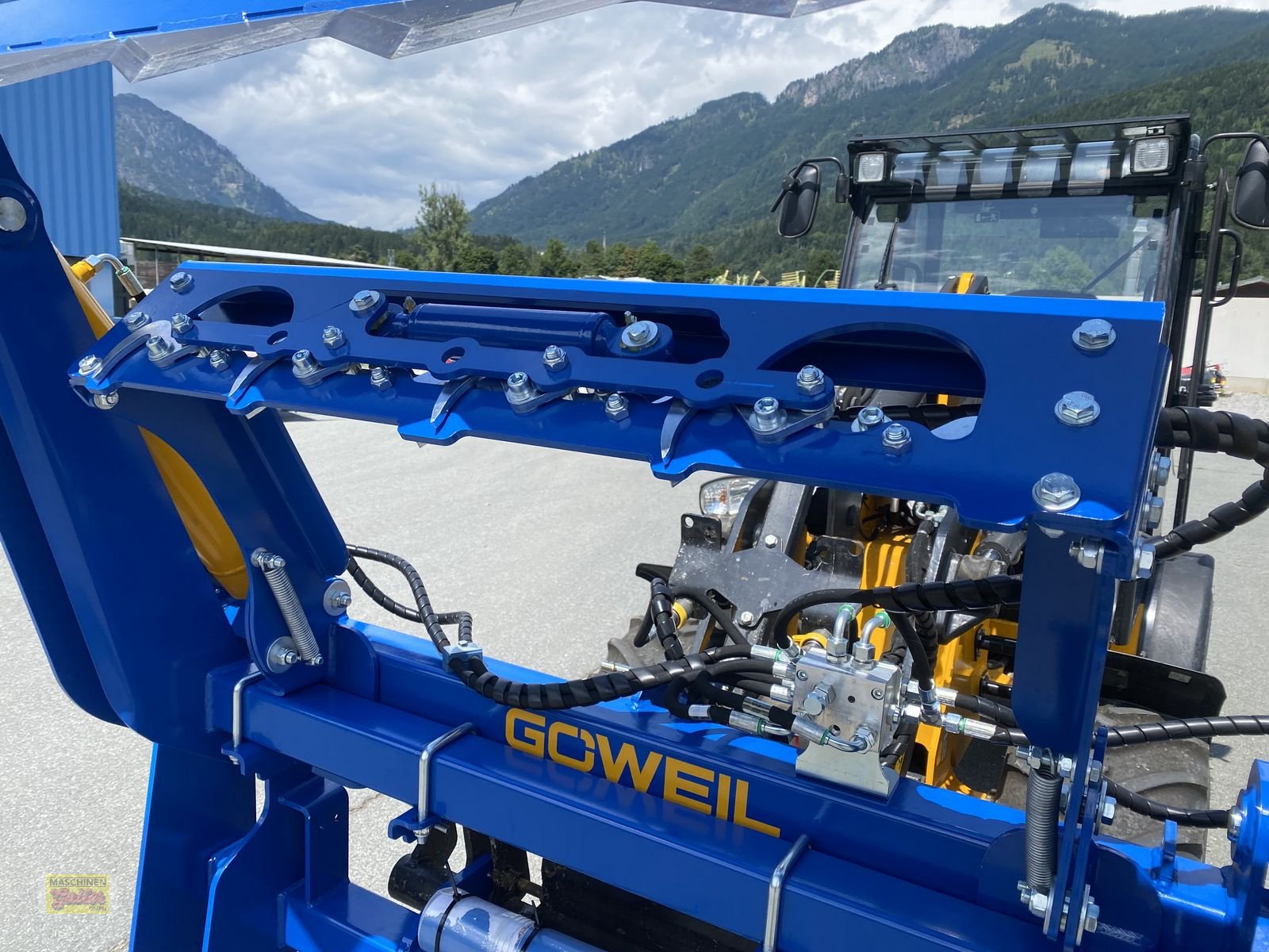 Einstreutechnik of the type Göweil RBS Rundballen-Schneider mit Folienhalter, Neumaschine in Kötschach (Picture 17)