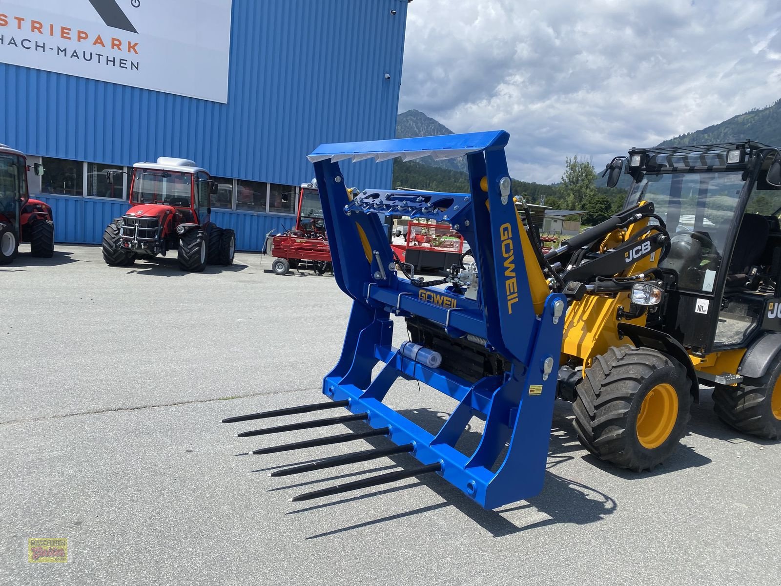 Einstreutechnik of the type Göweil RBS Rundballen-Schneider mit Folienhalter, Neumaschine in Kötschach (Picture 4)