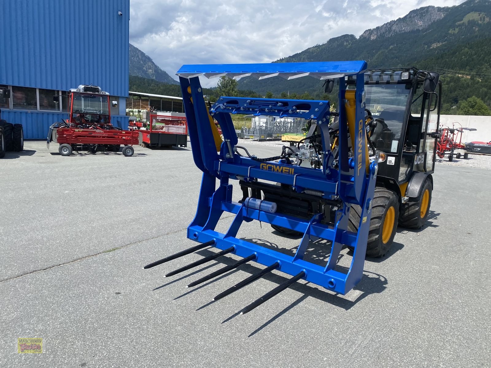 Einstreutechnik of the type Göweil RBS Rundballen-Schneider mit Folienhalter, Neumaschine in Kötschach (Picture 1)