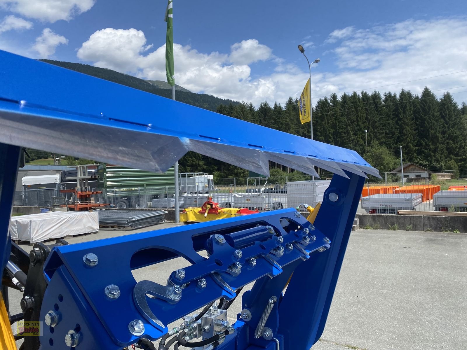 Einstreutechnik of the type Göweil RBS Rundballen-Schneider mit Folienhalter, Neumaschine in Kötschach (Picture 14)