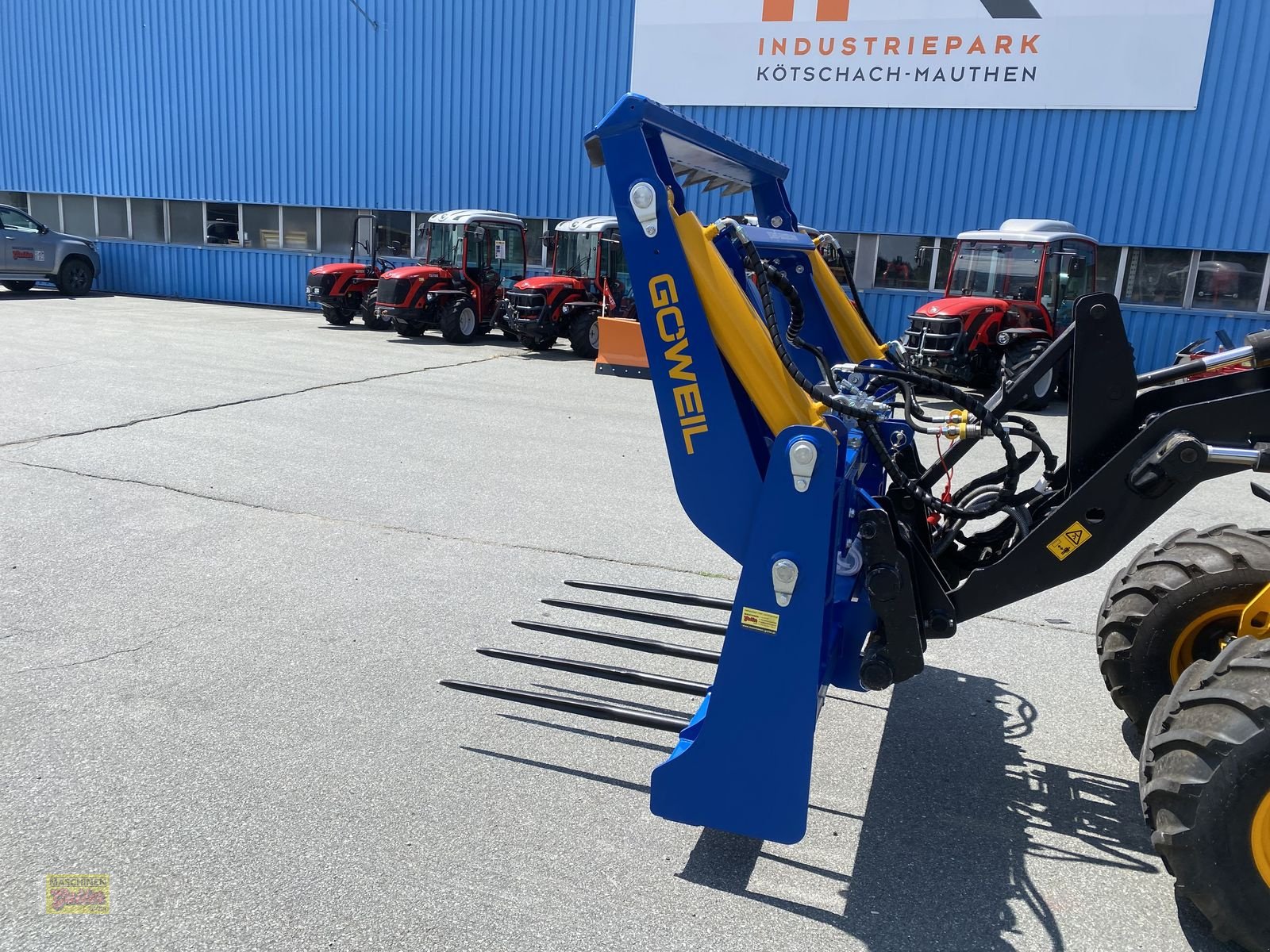 Einstreutechnik of the type Göweil RBS Rundballen-Schneider mit Folienhalter, Neumaschine in Kötschach (Picture 2)