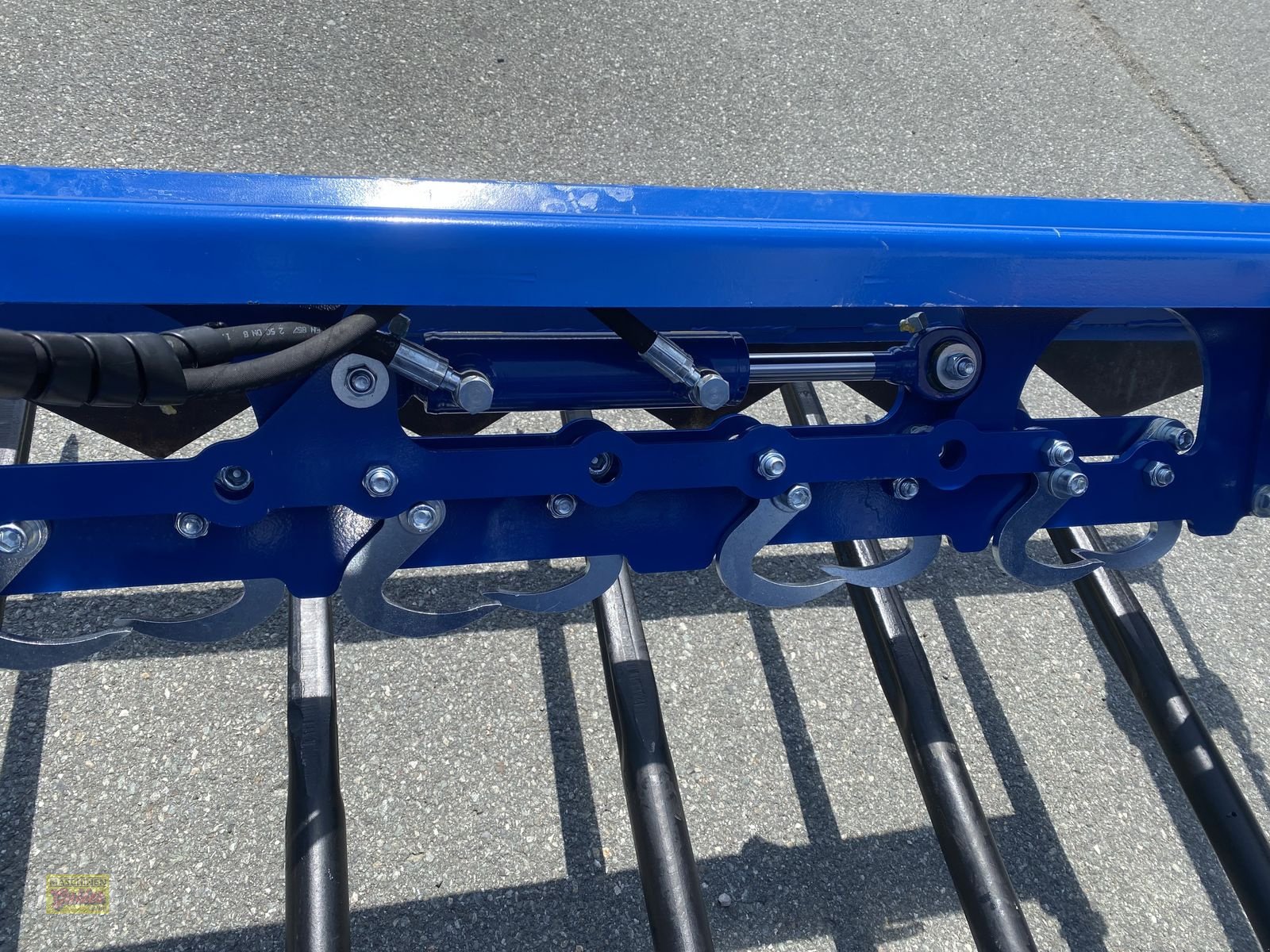 Einstreutechnik of the type Göweil RBS Rundballen-Schneider mit Folienhalter, Neumaschine in Kötschach (Picture 31)