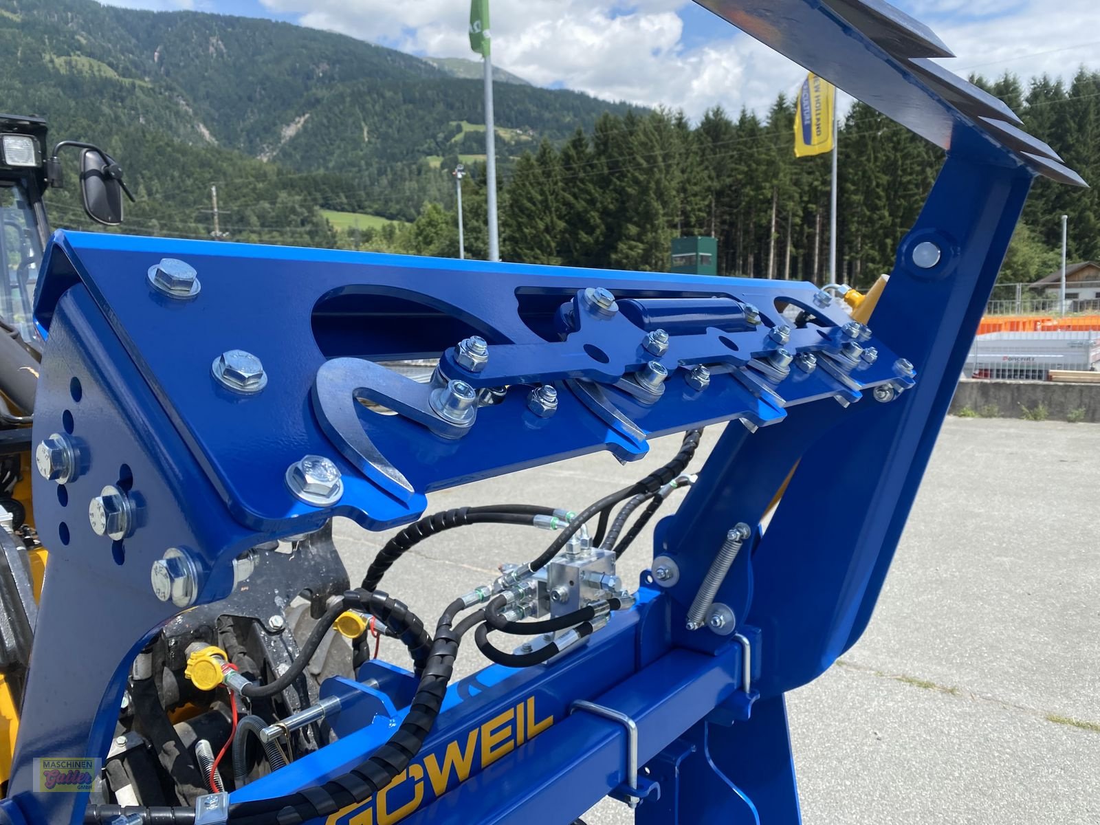 Einstreutechnik of the type Göweil RBS Rundballen-Schneider mit Folienhalter, Neumaschine in Kötschach (Picture 16)