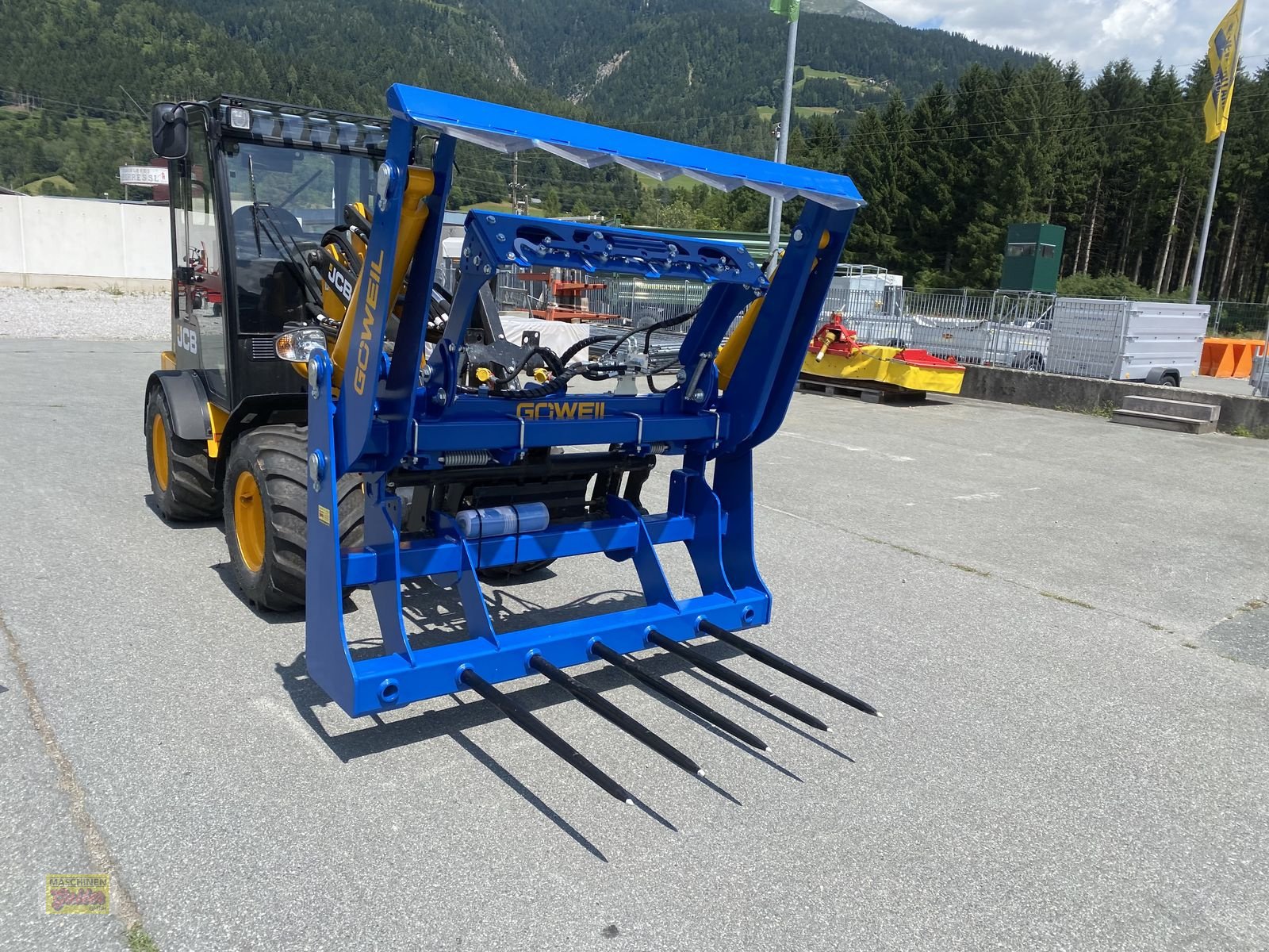 Einstreutechnik of the type Göweil RBS Rundballen-Schneider mit Folienhalter, Neumaschine in Kötschach (Picture 9)