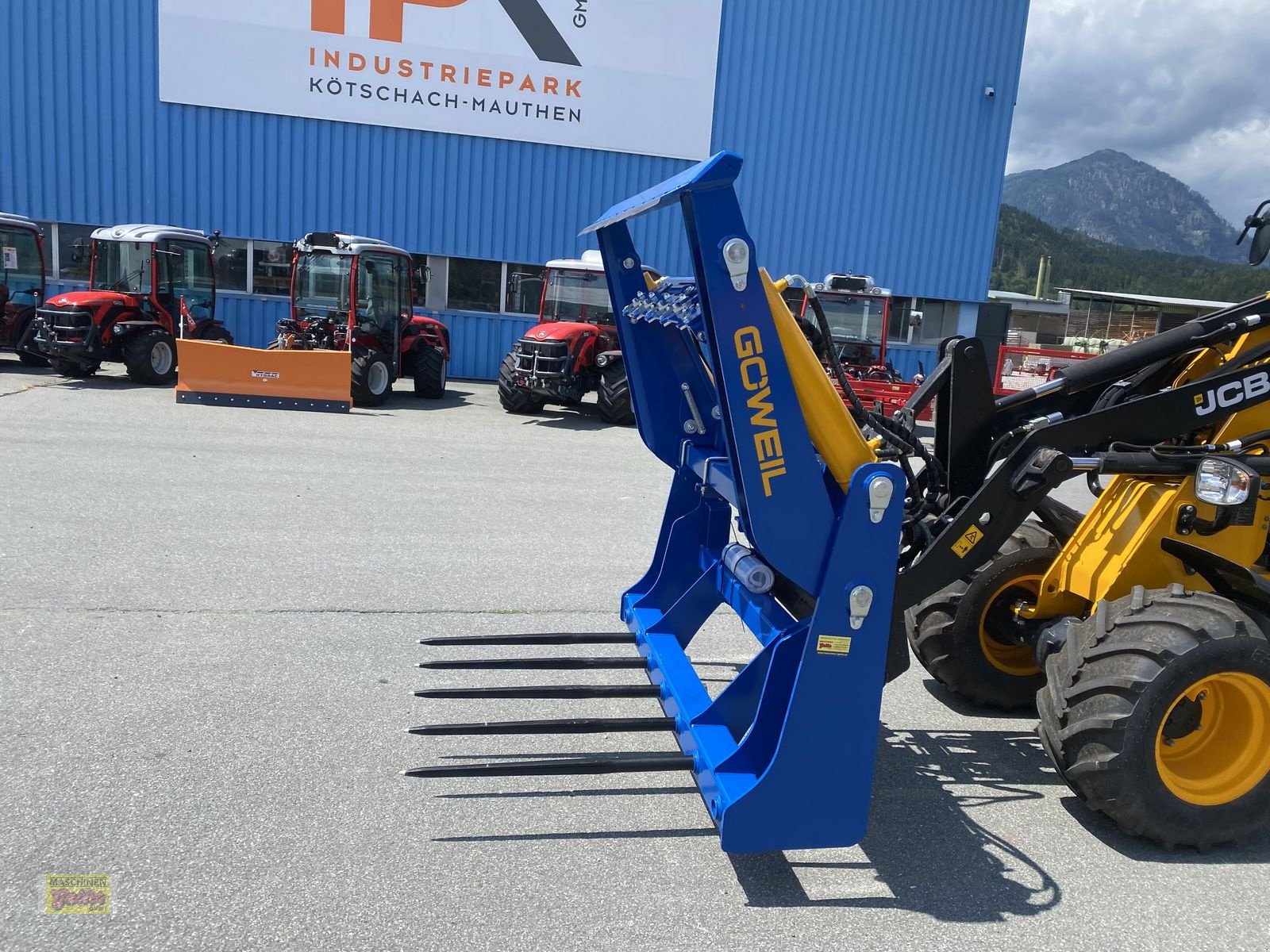 Einstreutechnik of the type Göweil RBS Rundballen-Schneider mit Folienhalter, Neumaschine in Kötschach (Picture 3)