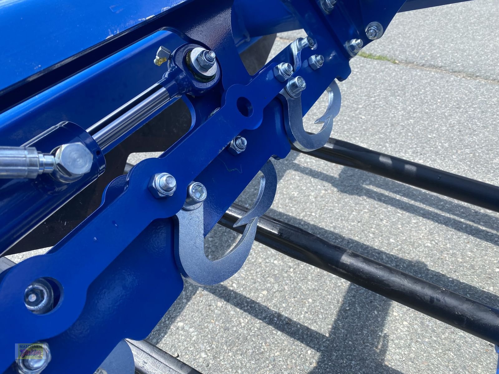 Einstreutechnik of the type Göweil RBS Rundballen-Schneider mit Folienhalter, Neumaschine in Kötschach (Picture 25)