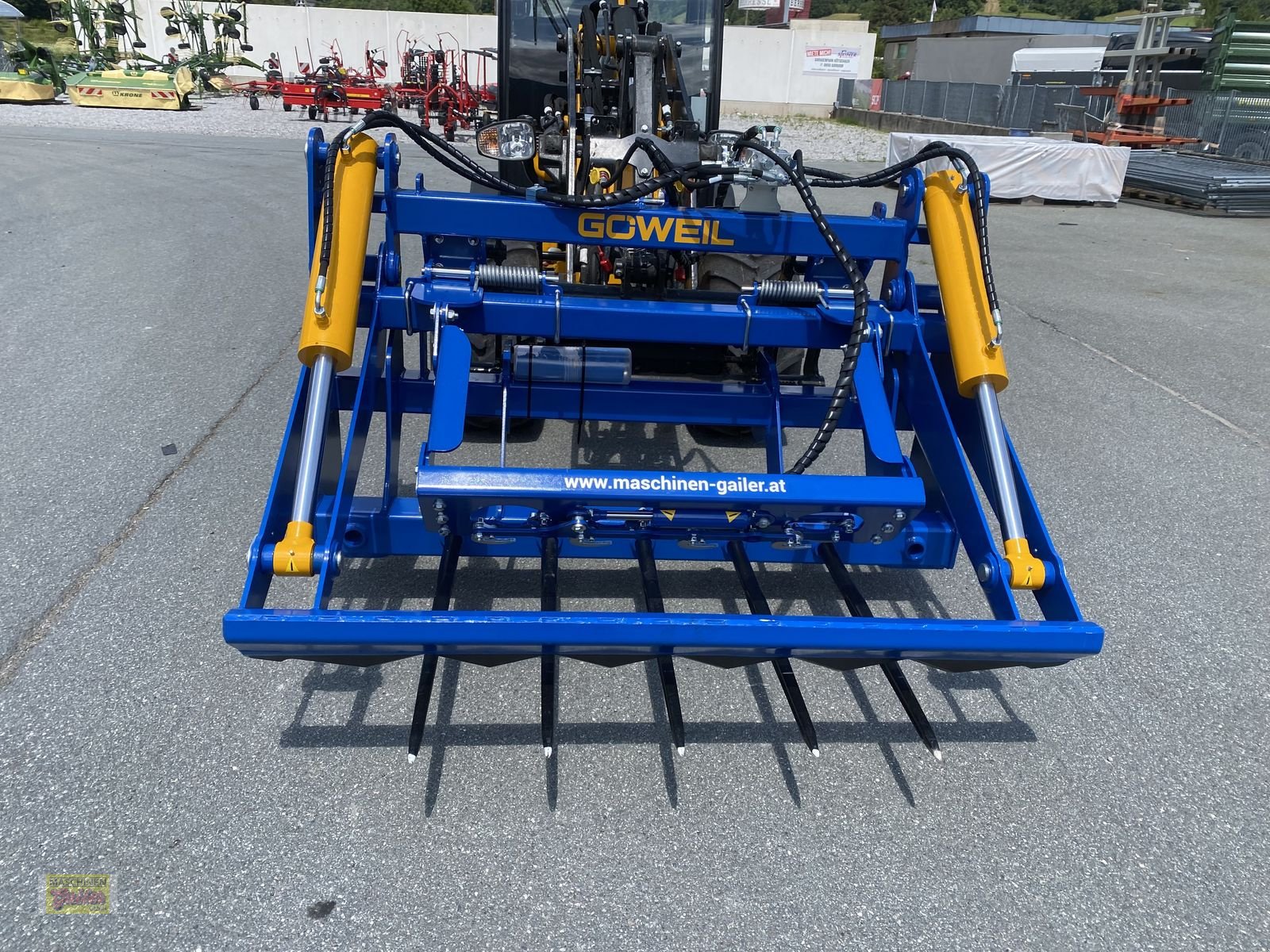 Einstreutechnik of the type Göweil RBS Rundballen-Schneider mit Folienhalter, Neumaschine in Kötschach (Picture 27)