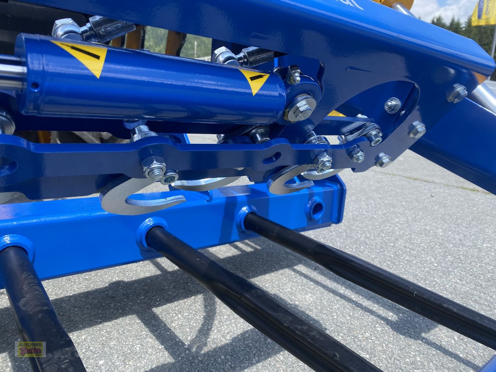 Einstreutechnik of the type Göweil RBS Rundballen-Schneider mit Folienhalter, Neumaschine in Kötschach (Picture 29)