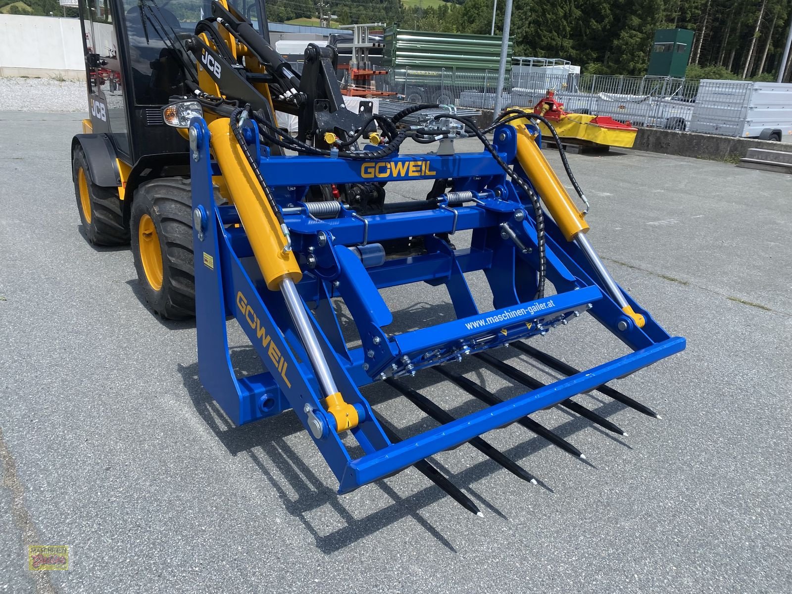 Einstreutechnik of the type Göweil RBS Rundballen-Schneider mit Folienhalter, Neumaschine in Kötschach (Picture 28)