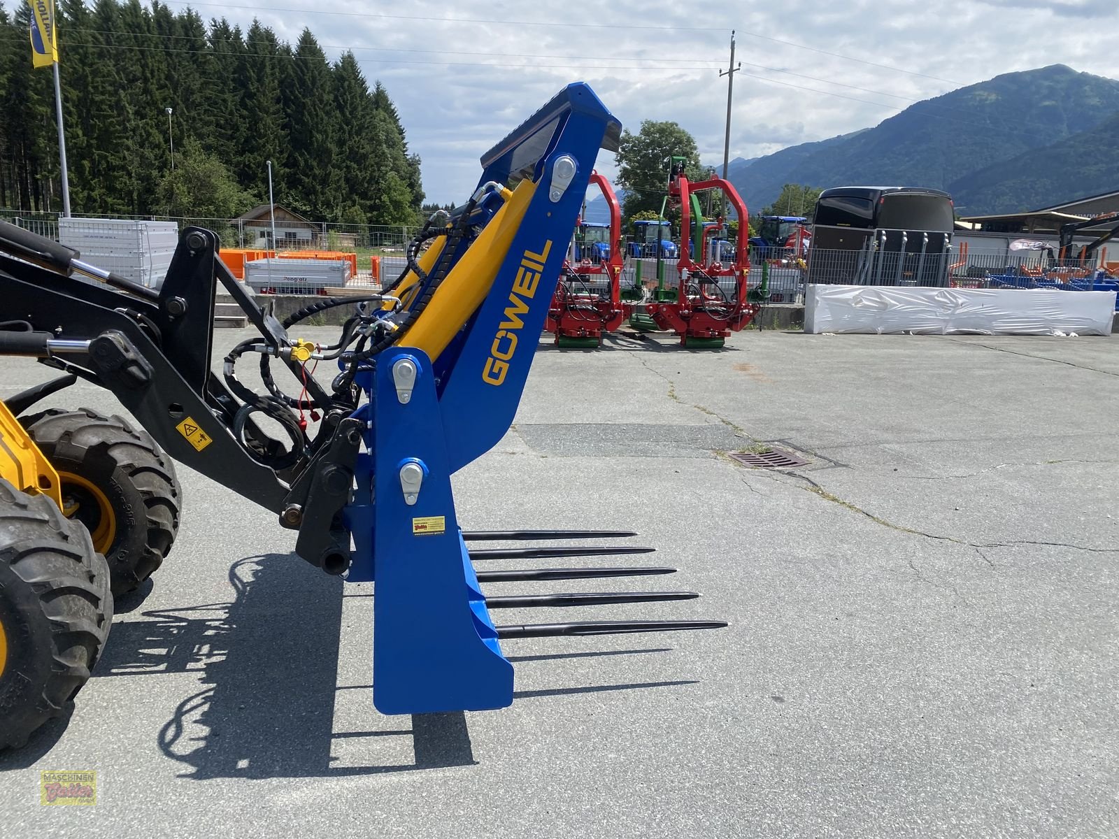 Einstreutechnik of the type Göweil RBS Rundballen-Schneider mit Folienhalter, Neumaschine in Kötschach (Picture 13)