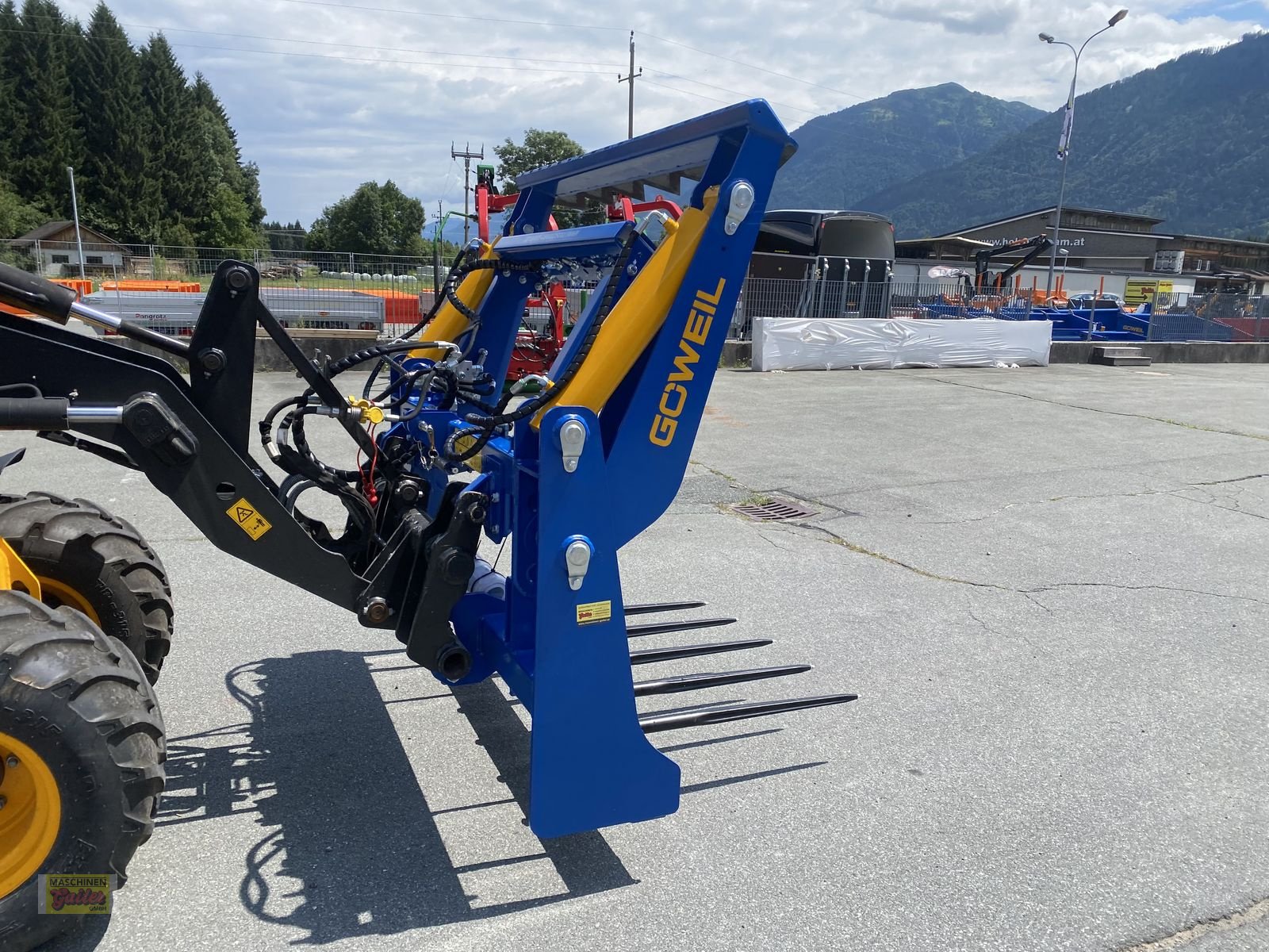 Einstreutechnik of the type Göweil RBS Rundballen-Schneider mit Folienhalter, Neumaschine in Kötschach (Picture 15)