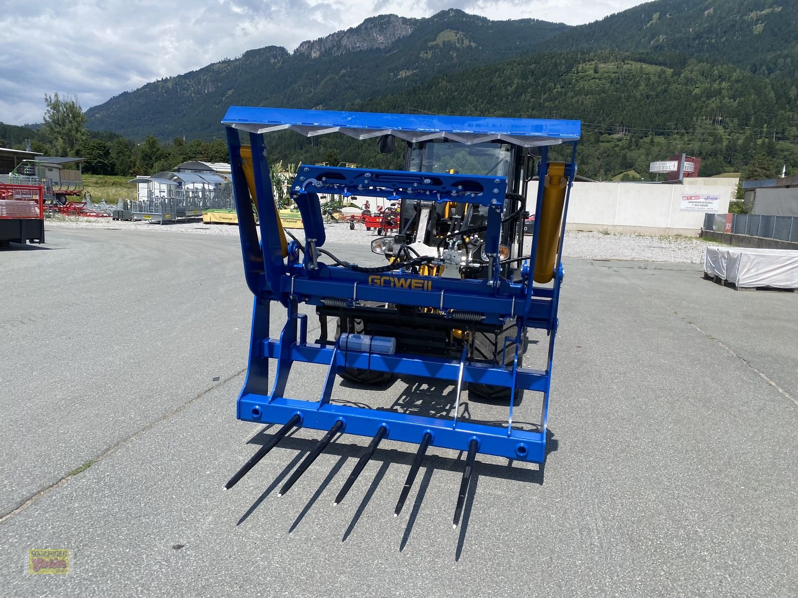 Einstreutechnik of the type Göweil RBS Rundballen-Schneider mit Folienhalter, Neumaschine in Kötschach (Picture 5)