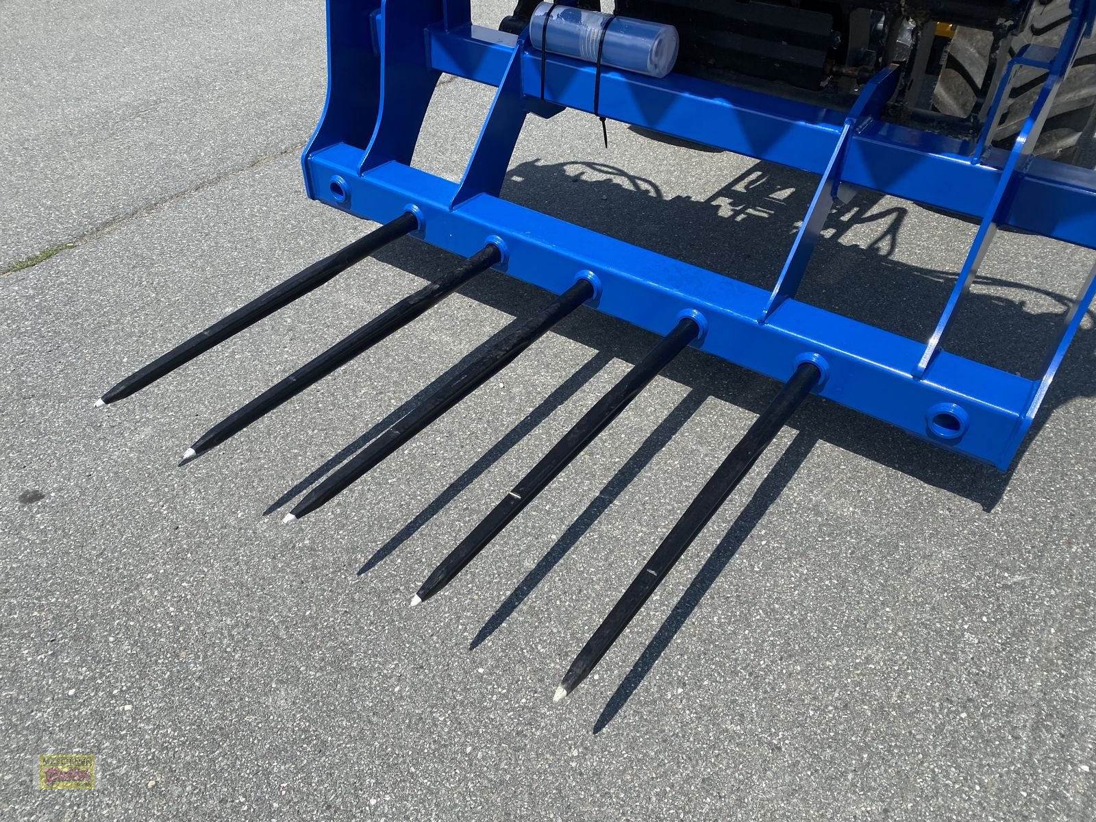 Einstreutechnik of the type Göweil RBS Rundballen-Schneider mit Folienhalter, Neumaschine in Kötschach (Picture 20)