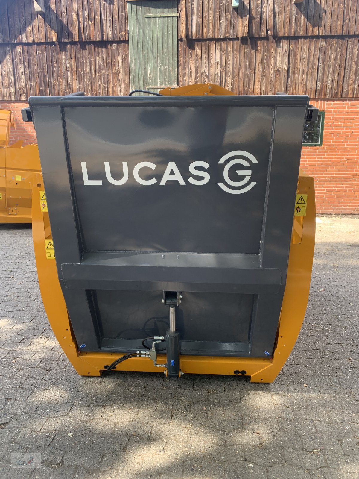 Einstreutechnik of the type Lucas Castor 20, Neumaschine in Königsmoor (Picture 7)