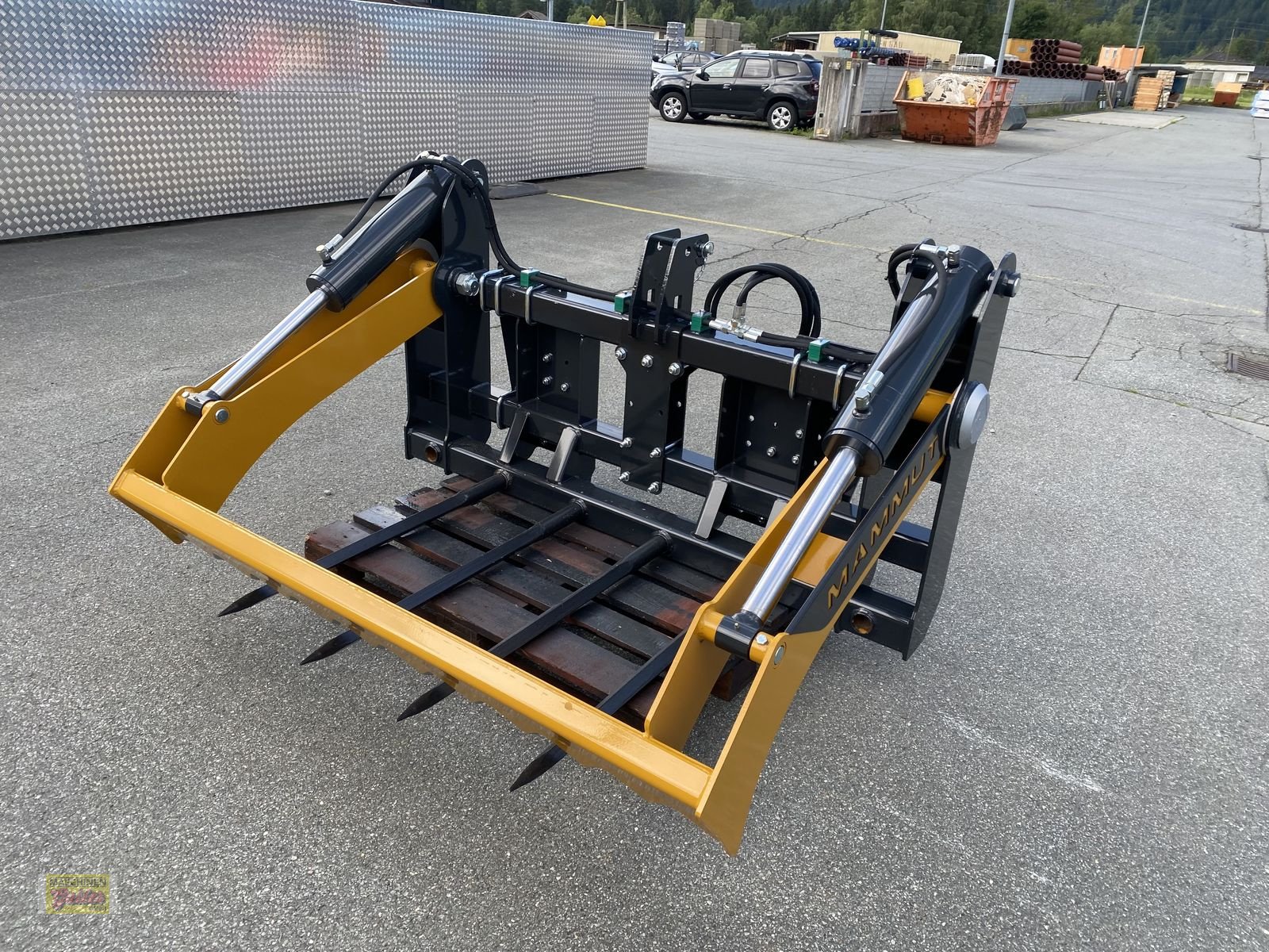 Einstreutechnik des Typs Mammut Ballenschneider Power Cut 3-Punkt-Euroaufnahme, Neumaschine in Kötschach (Bild 2)