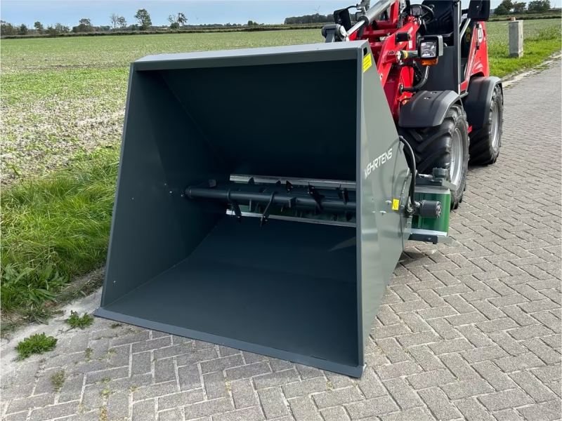 Einstreutechnik of the type Mehrtens Einstreugerät EG1401 Strohverteiler Strohhexe, Neumaschine in Dornum - Nesse