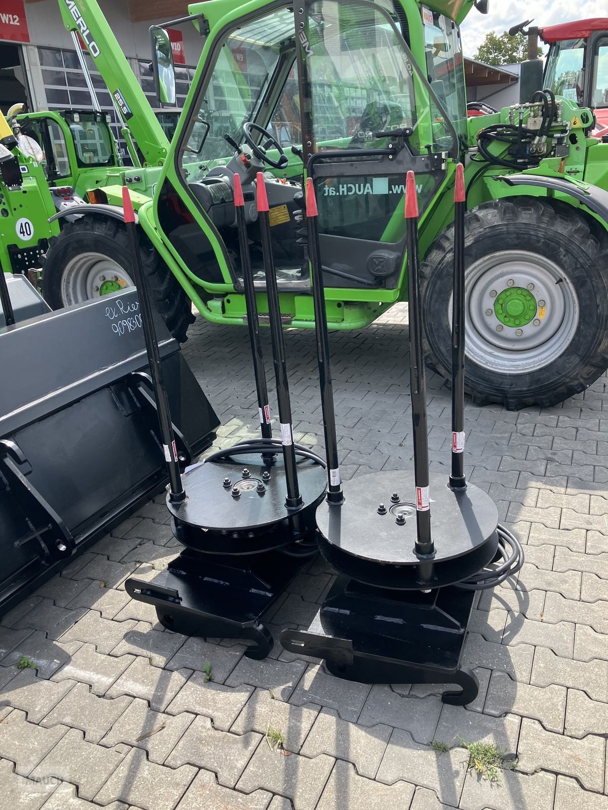 Einstreutechnik of the type Sonstige Rundballenabwickler hydraulisch, Neumaschine in Burgkirchen (Picture 7)