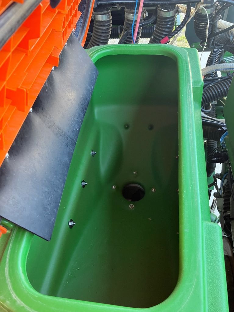 Einzelkornsägerät of the type Amazone Precea 4500-2CC, Gebrauchtmaschine in MORLHON LE HAUT (Picture 11)