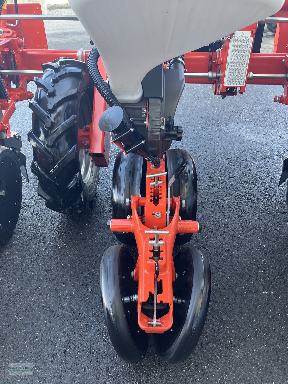 Einzelkornsägerät des Typs Kuhn KOSMA M 3M00, Neumaschine in Pettenbach (Bild 15)