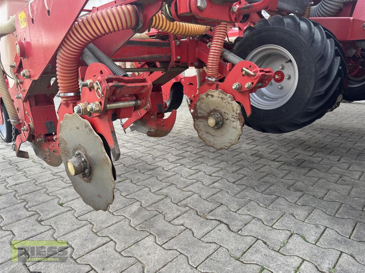 Einzelkornsägerät des Typs Kverneland OPTIMA 6 Reihig + Dünger  nur 350 HA, Gebrauchtmaschine in Homberg/Ohm - Maulbach (Bild 4)