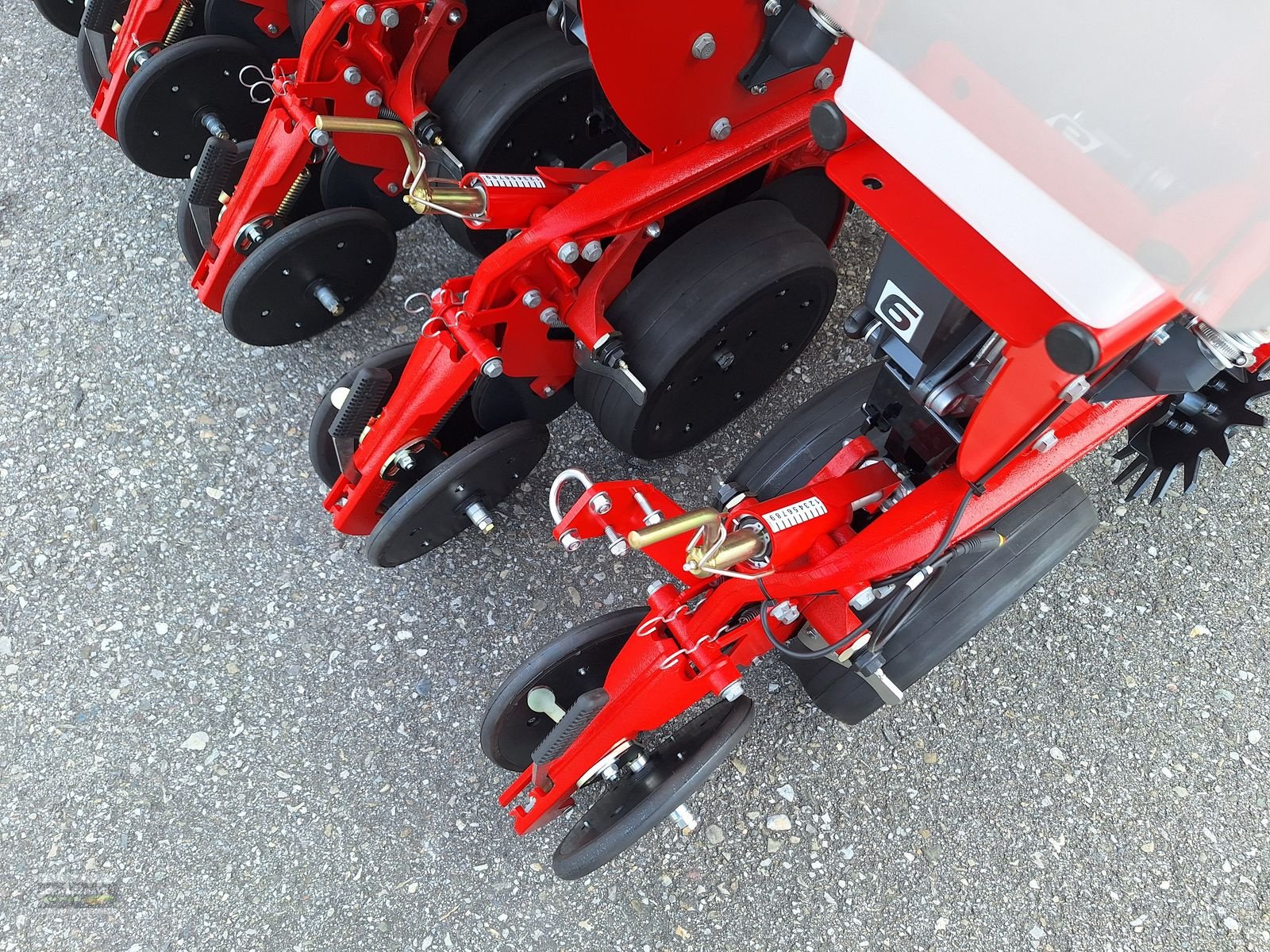 Einzelkornsägerät des Typs Kverneland Optima V 6-RHG, Neumaschine in Gampern (Bild 12)