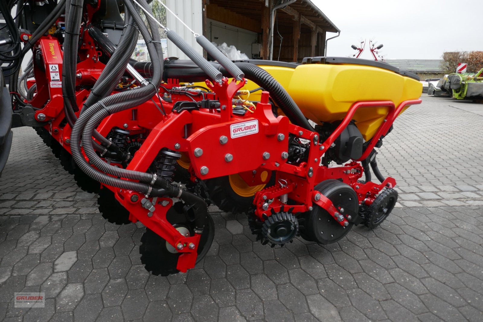Einzelkornsägerät of the type Väderstad Tempo V 12 mit Fronttank, Neumaschine in Dorfen (Picture 9)