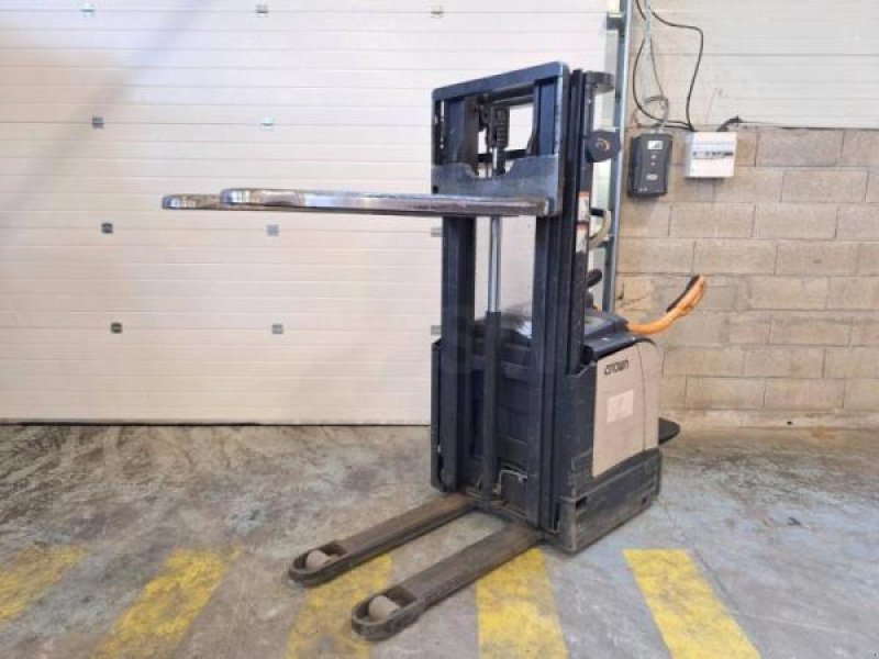 Elektrostapler des Typs Crown ET4000-1.4, Gebrauchtmaschine in senlis (Bild 8)