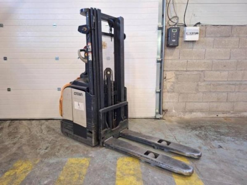 Elektrostapler des Typs Crown ET4000-1.4, Gebrauchtmaschine in senlis (Bild 2)