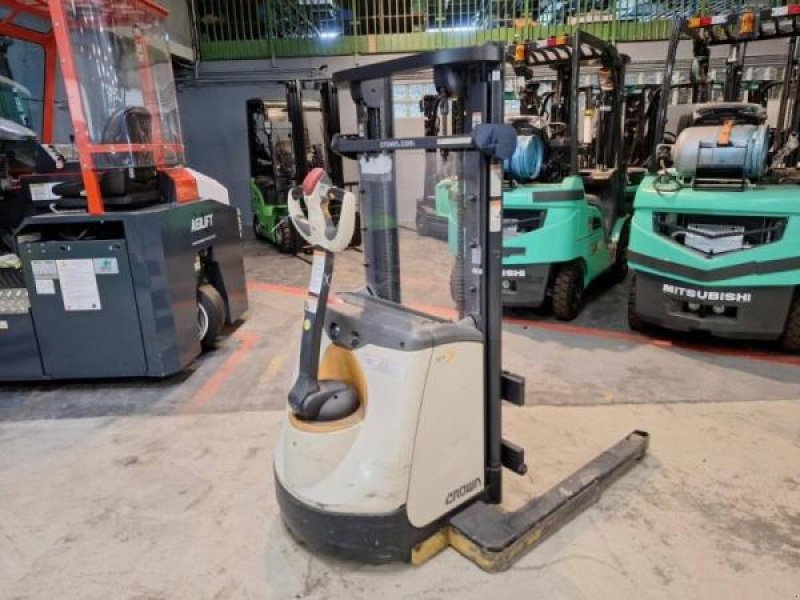 Elektrostapler des Typs Crown ST3000-1.0, Gebrauchtmaschine in senlis (Bild 4)