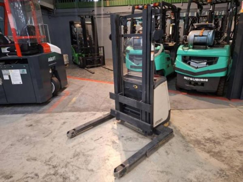 Elektrostapler des Typs Crown ST3000-1.0, Gebrauchtmaschine in senlis (Bild 2)