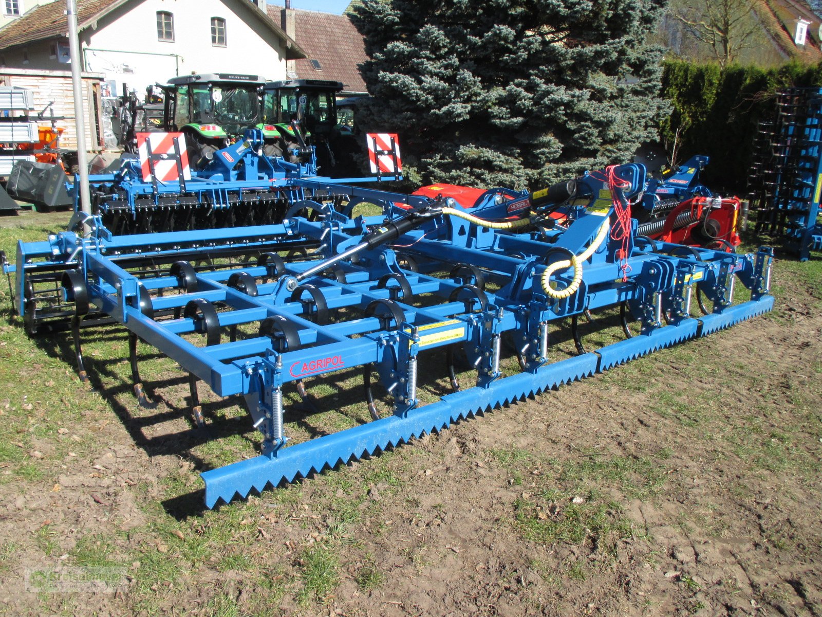 Federzinkengrubber des Typs Agripol Kobalt 500 mit Flacheisenwalze Striegel Planierschild Warntafeln, Neumaschine in Feuchtwangen (Bild 1)