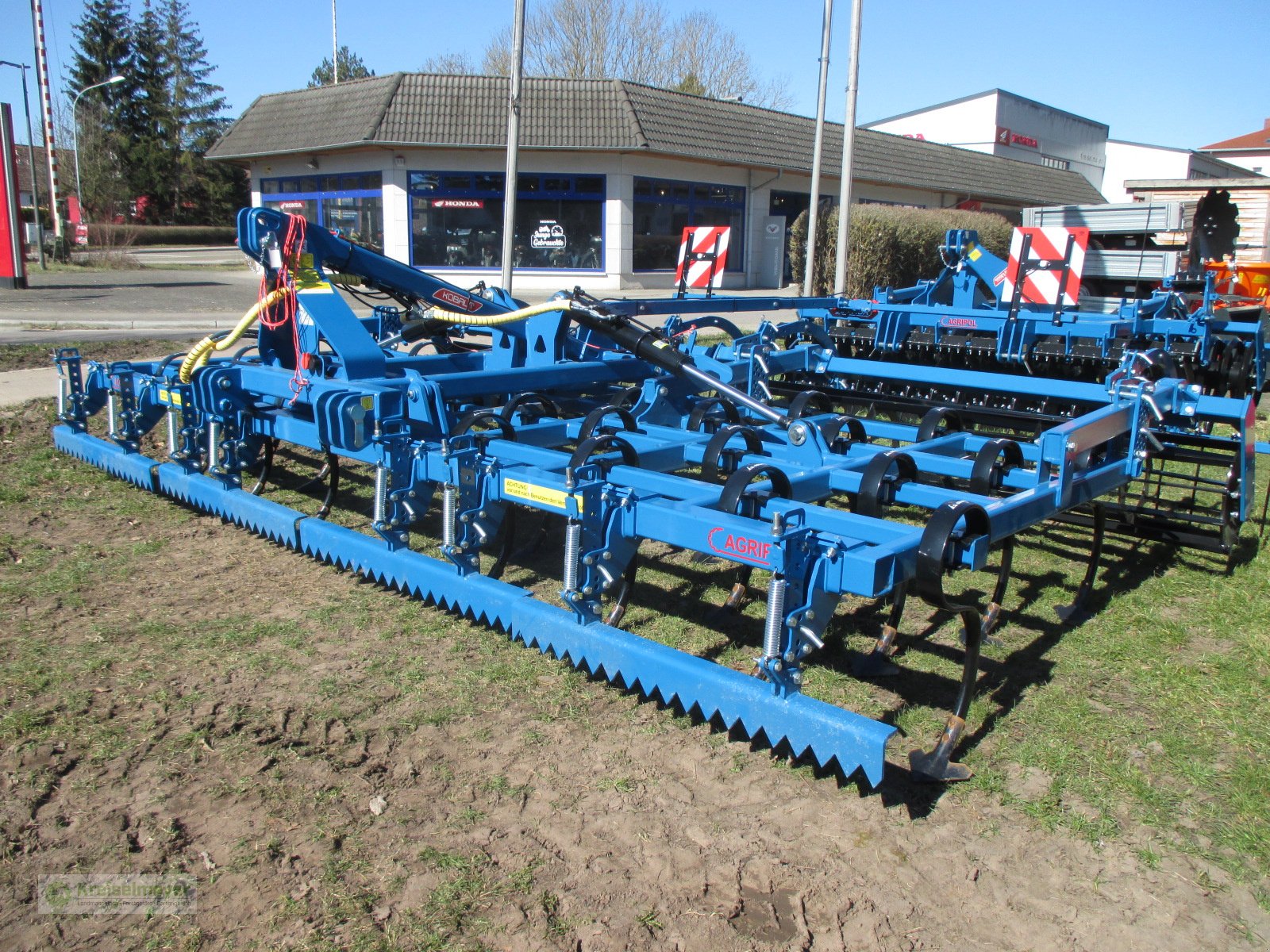 Federzinkengrubber des Typs Agripol Kobalt 500 mit Flacheisenwalze Striegel Planierschild Warntafeln, Neumaschine in Feuchtwangen (Bild 2)